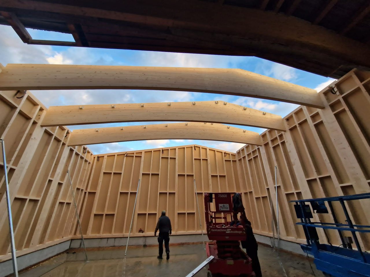 Holzrahmenbau-Halle von innen mit sichtbarem Tragwerk